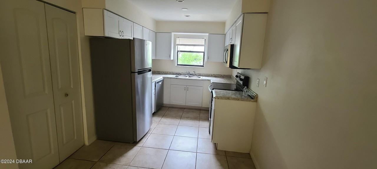 1030 4th St Apt 3 #3 - Photo 3 of 10