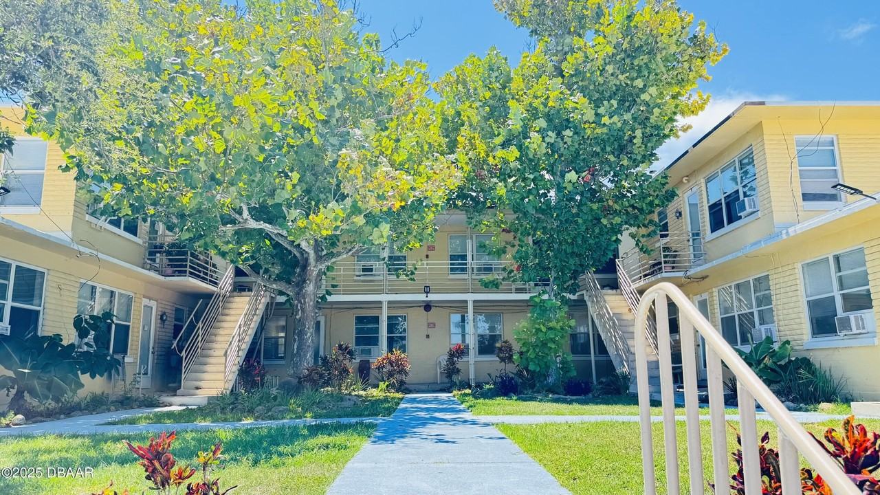 637 N Oleander Ave Apt 8 #8 - Photo 2 of 22