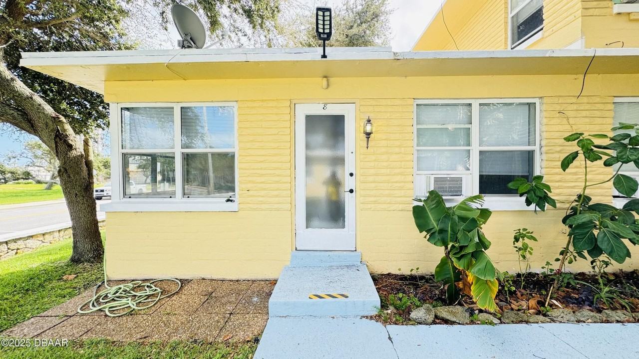 637 N Oleander Ave Apt 8 #8 - Photo 6 of 22