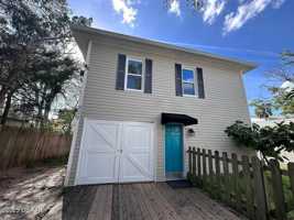 featured image of 831 North Oleander Avenue