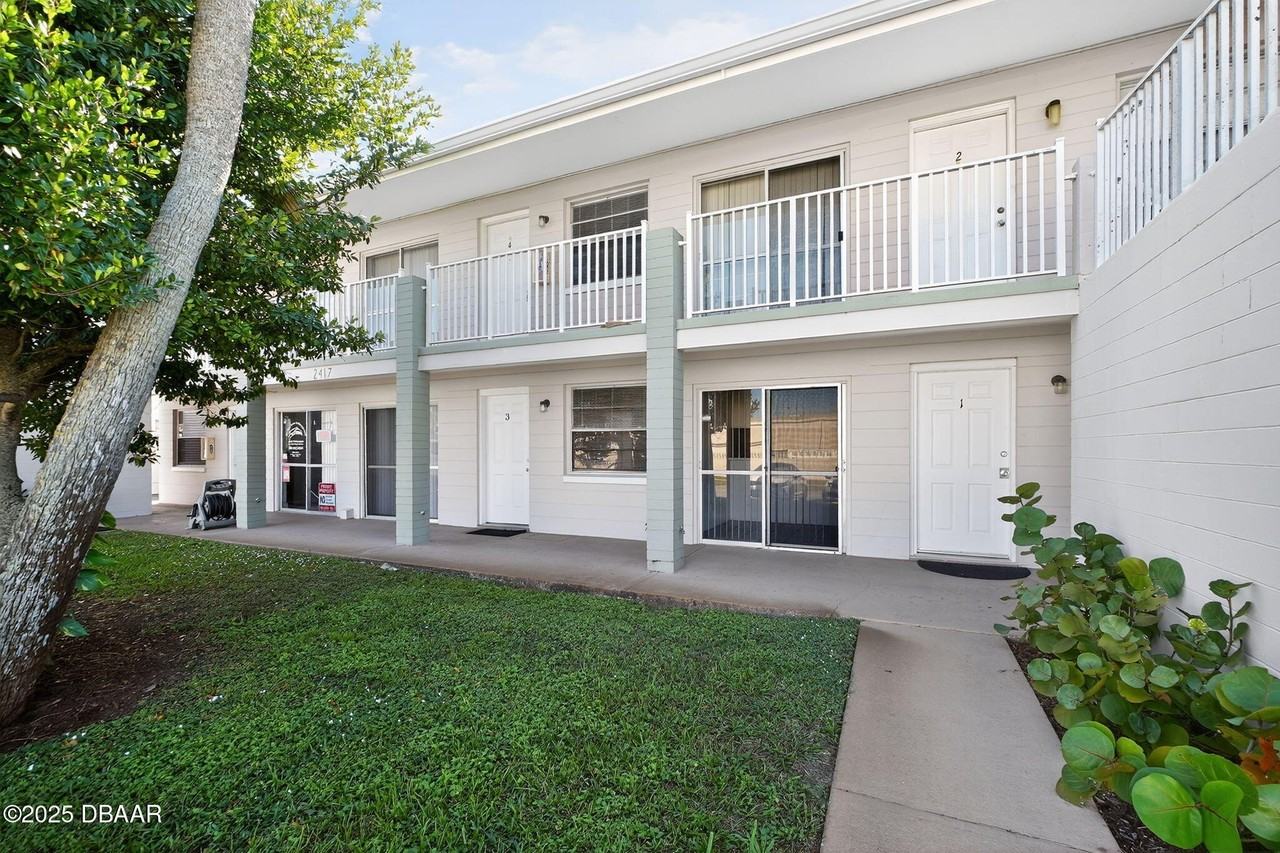 2417 N Oleander Ave - Photo 2 of 18