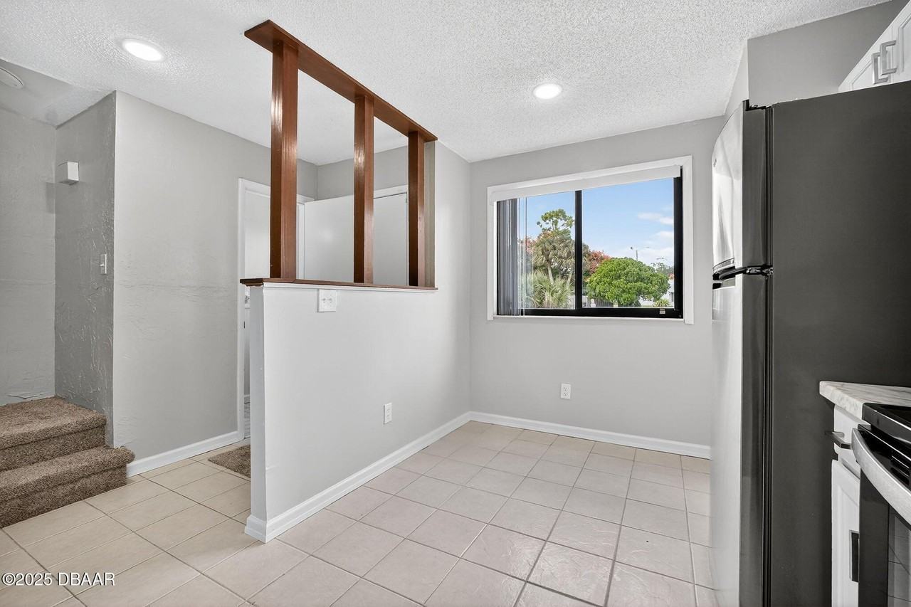 168 W Sandalwood Ct - Photo 4 of 28