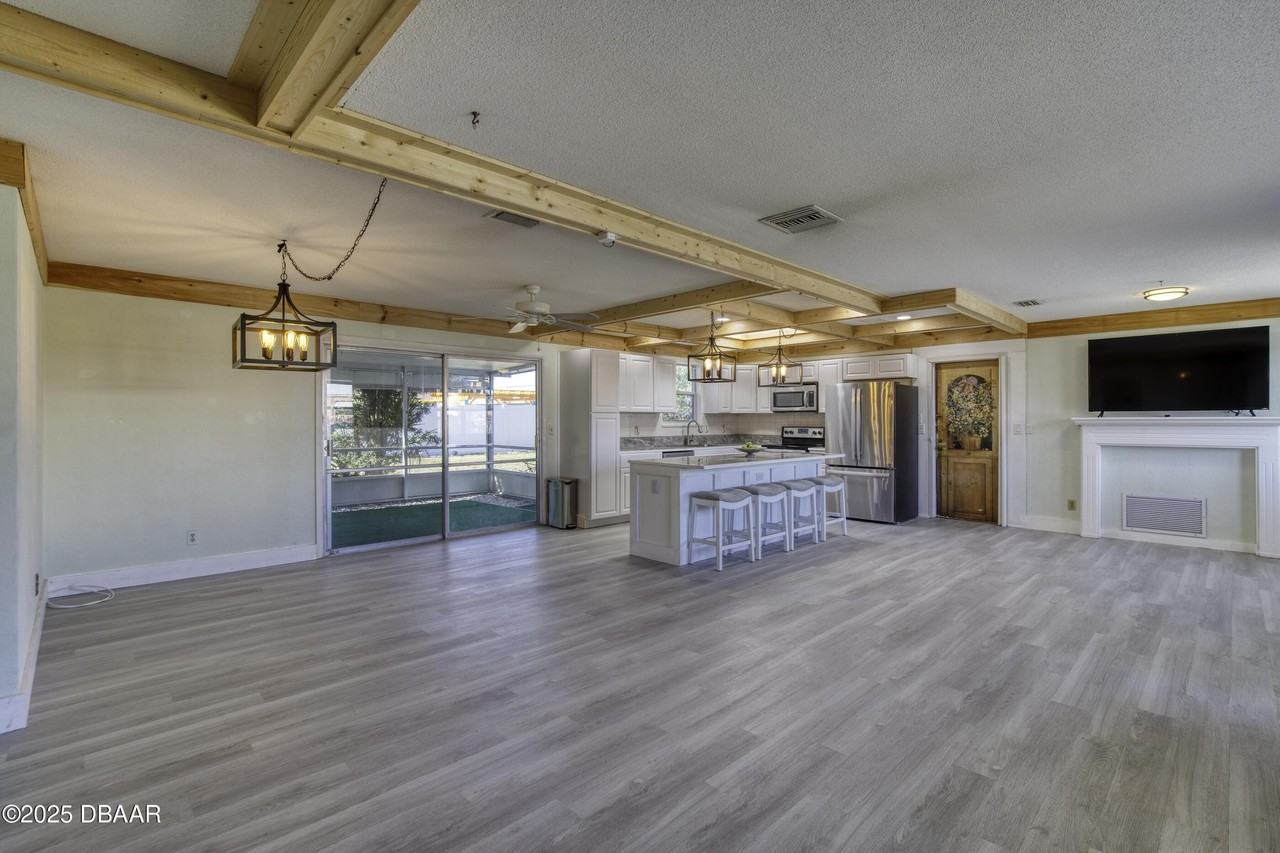 3041 N Oleander Ave - Photo 4 of 48