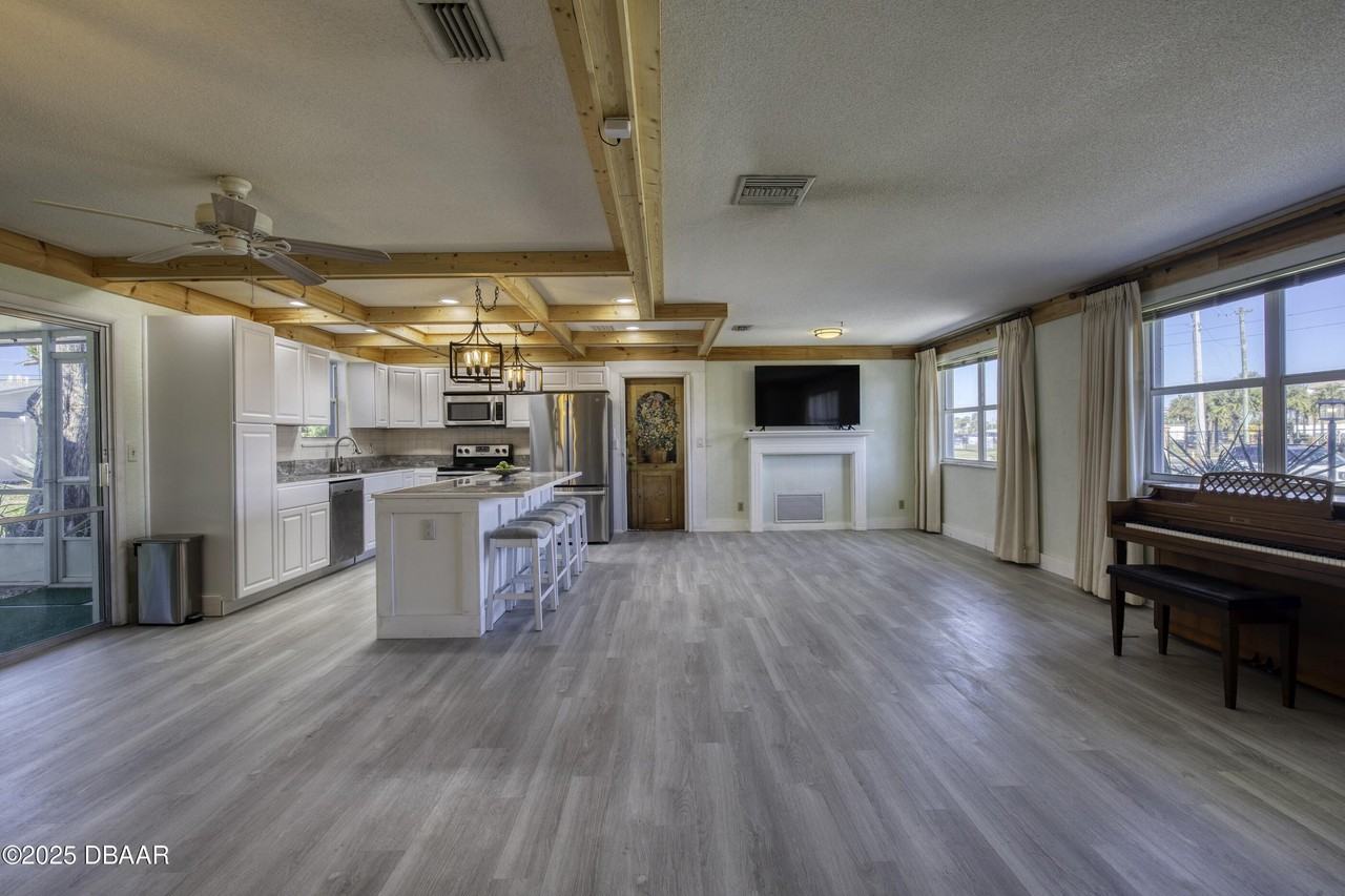 3041 N Oleander Ave - Photo 6 of 48