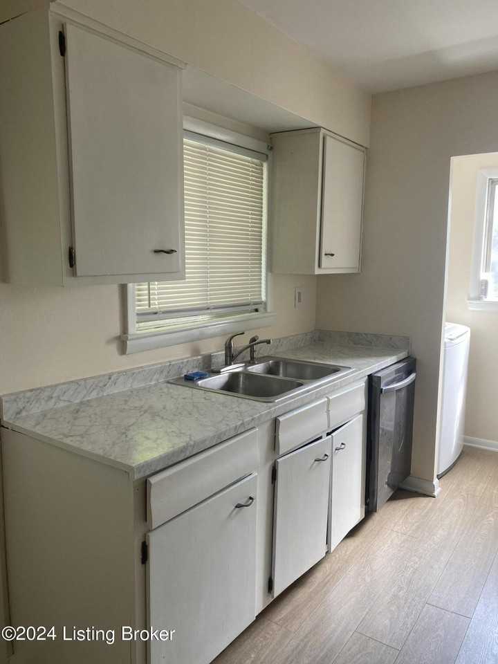 2711 Gardiner Lane - Photo 7 of 20