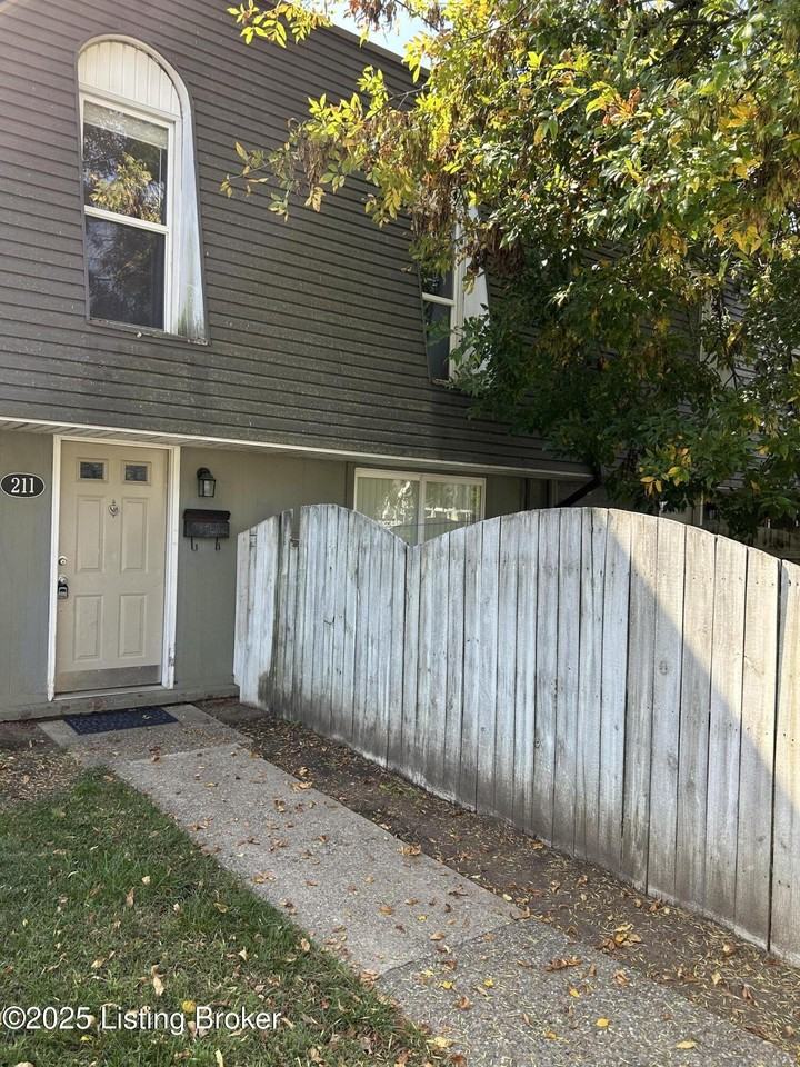 211 La Fontenay Court #211