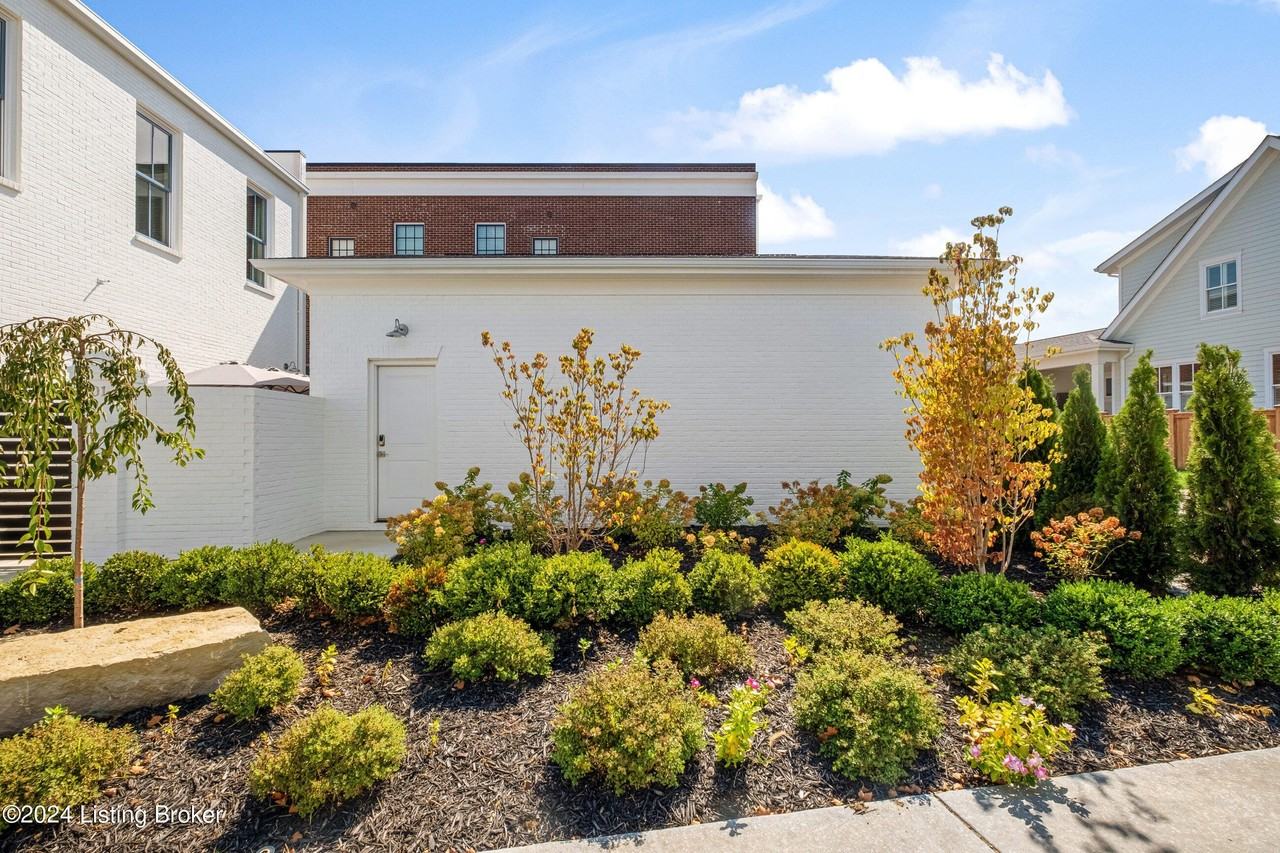 12101 River Beauty Loop #201 - Photo 4 of 43