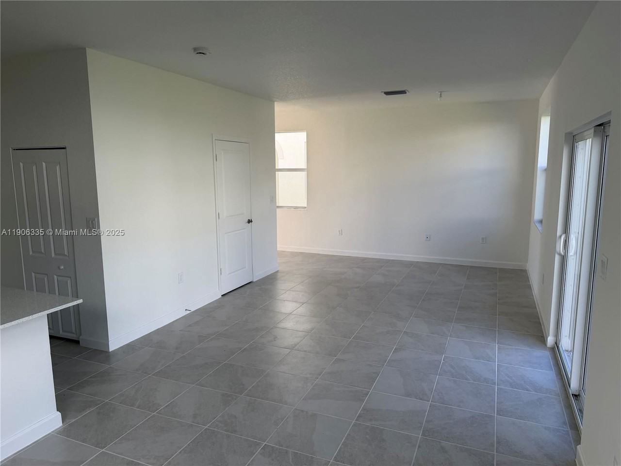 2426 Se 26th Ln - Photo 4 of 8