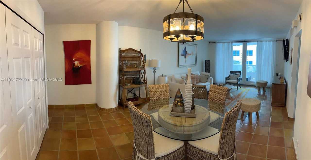 5005 Collins Ave #923 - Photo 2 of 8