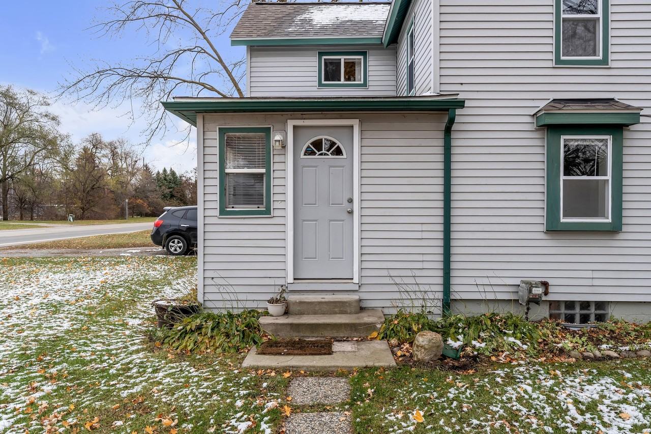 56733 Grand River Ave - Photo 7 of 49