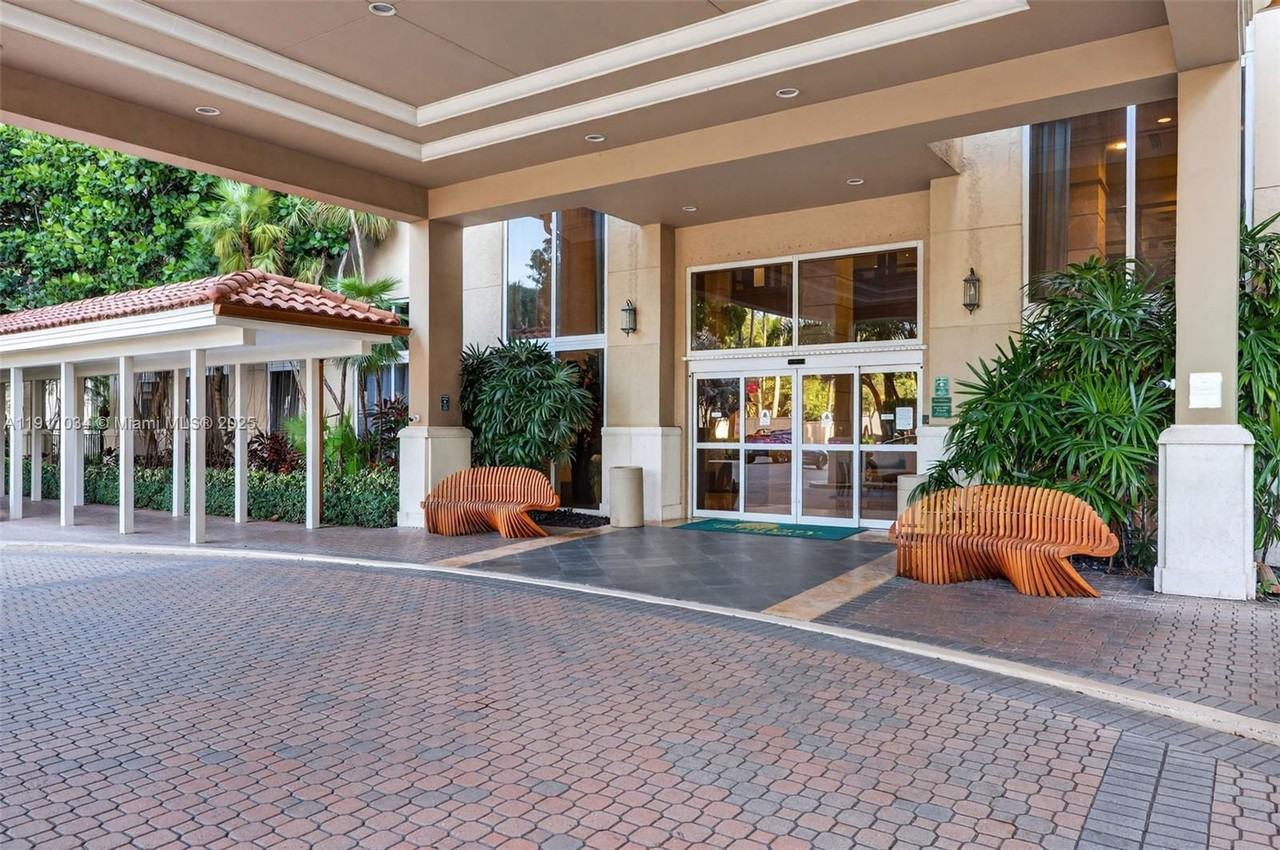 19501 W Country Club Dr #313 - Photo 3 of 8