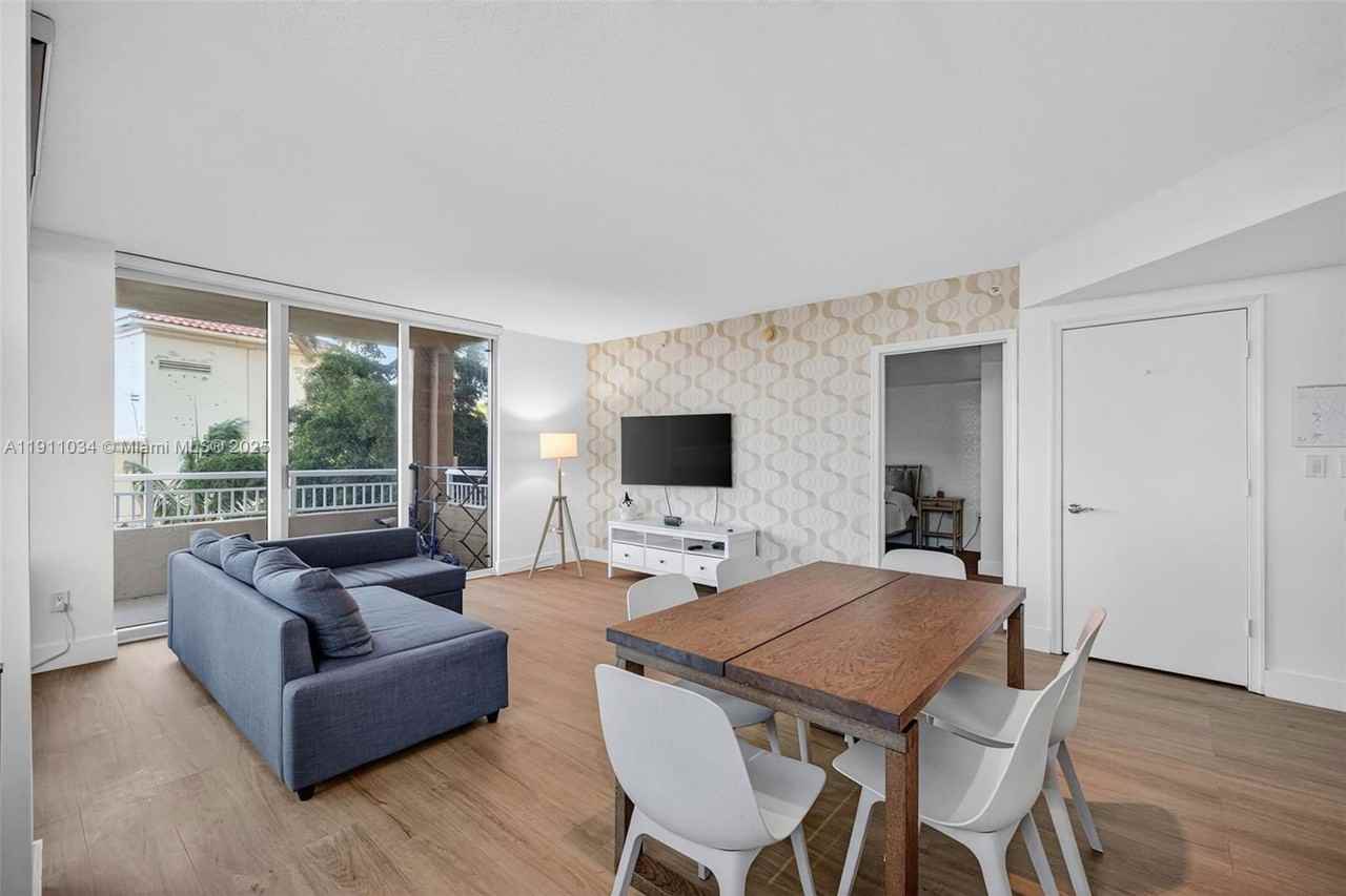 19501 W Country Club Dr #313 - Photo 6 of 8