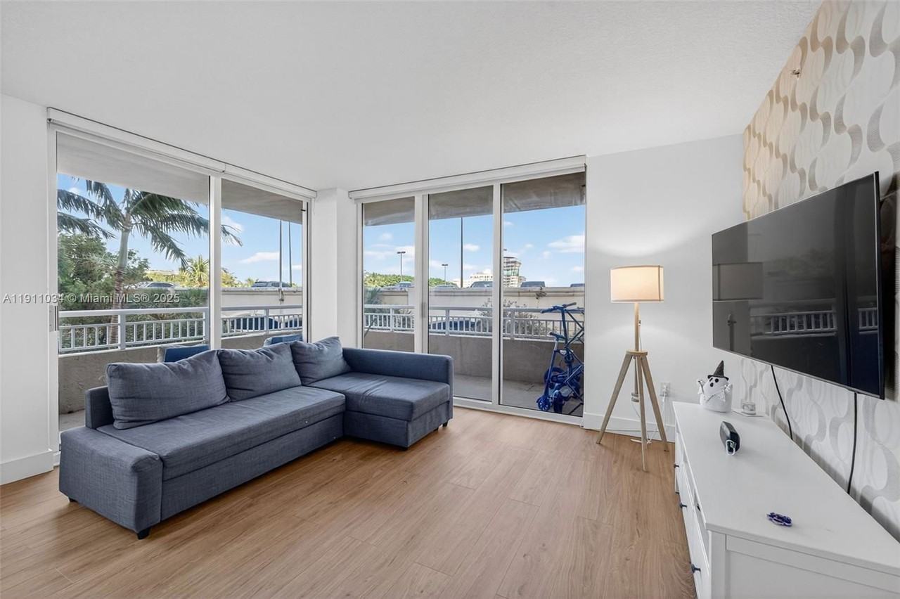 19501 W Country Club Dr #313 - Photo 7 of 8