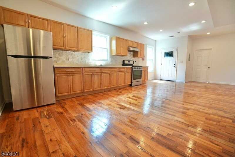 131 Sylvan Ave Apt 2nd - Photo 3 of 9