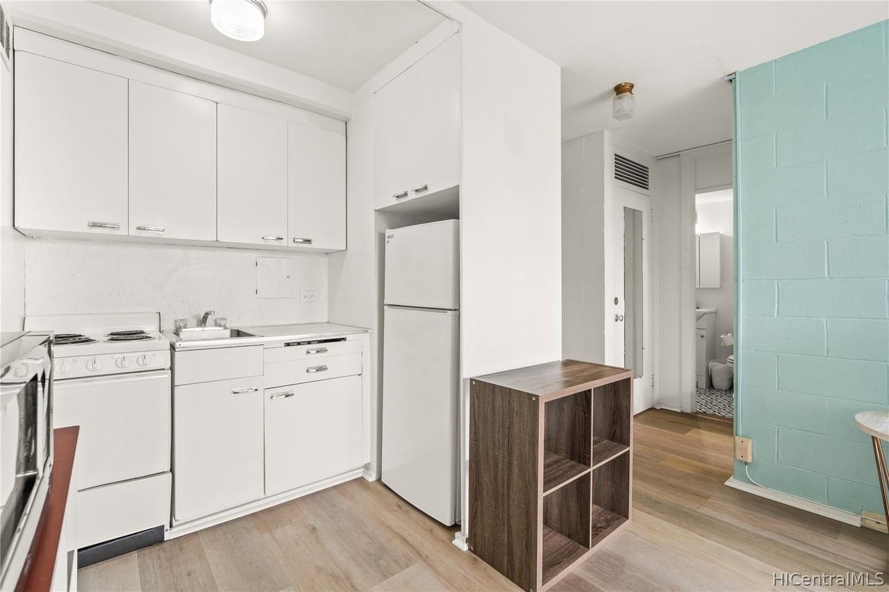 445 Kaiolu Street #905 - Photo 3 of 21