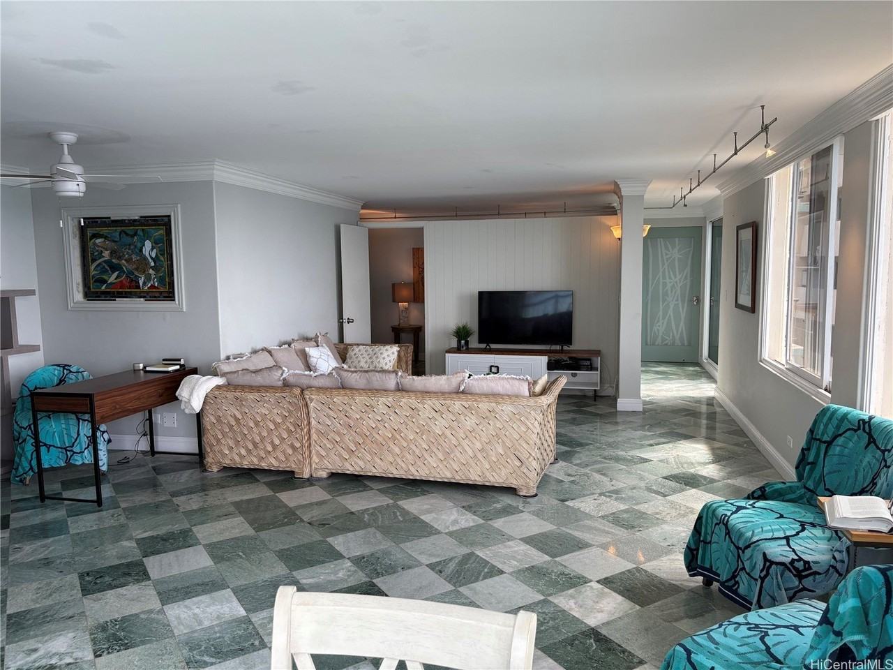 2943 Kalakaua Ave Apt 708 #708 - Photo 4 of 23