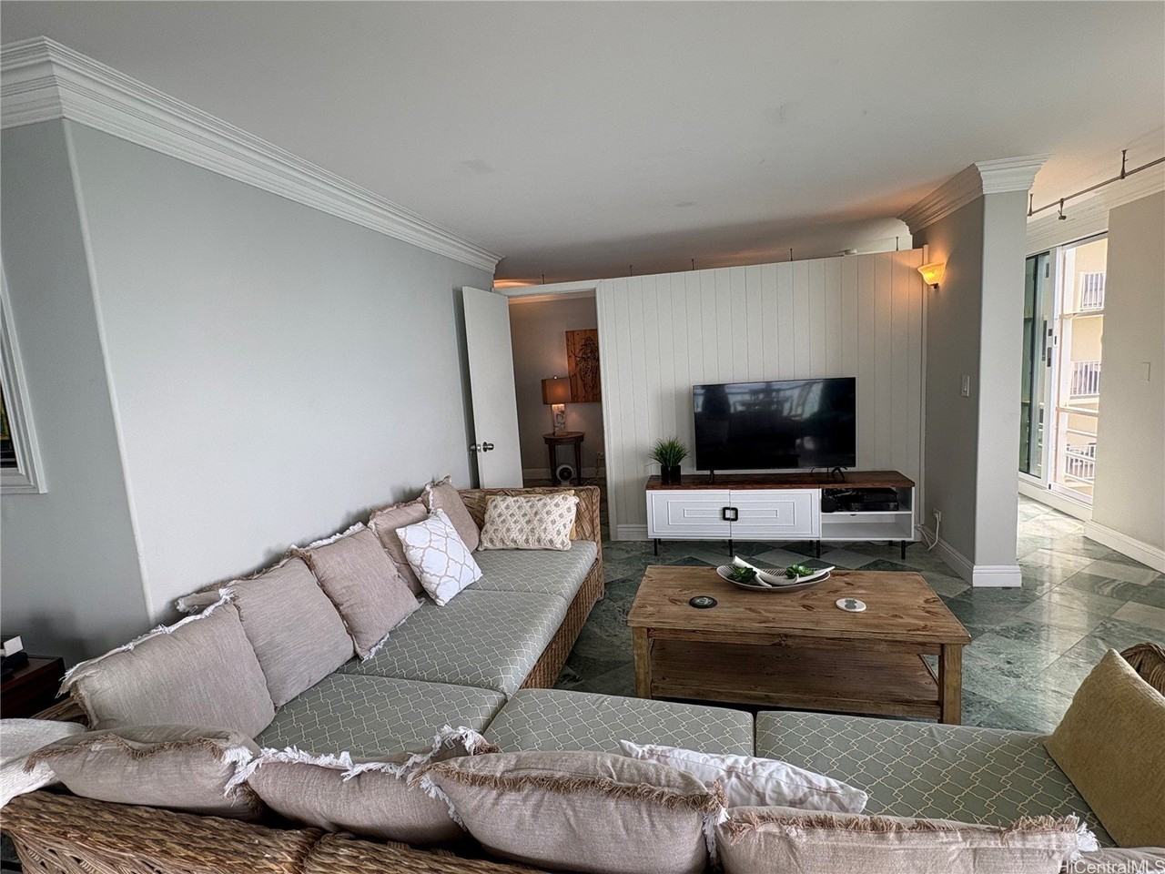 2943 Kalakaua Ave Apt 708 #708 - Photo 5 of 23