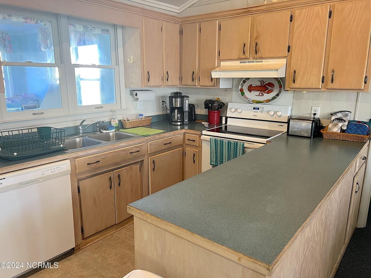 5204 Ocean Drive - Photo 3 of 27