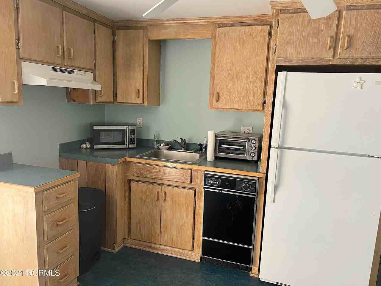 5204 Ocean Drive - Photo 6 of 27