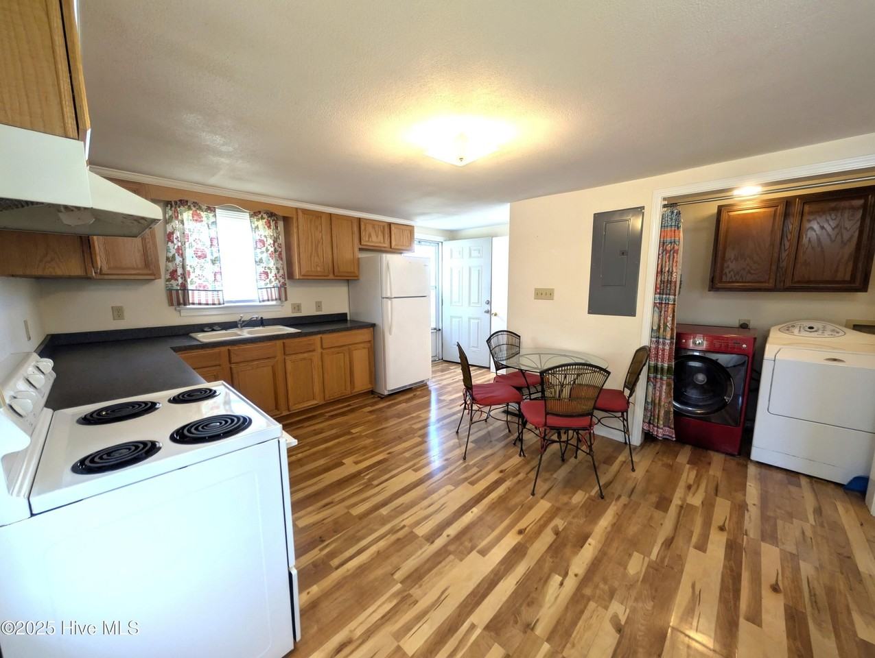 710 Beech St - Photo 2 of 16