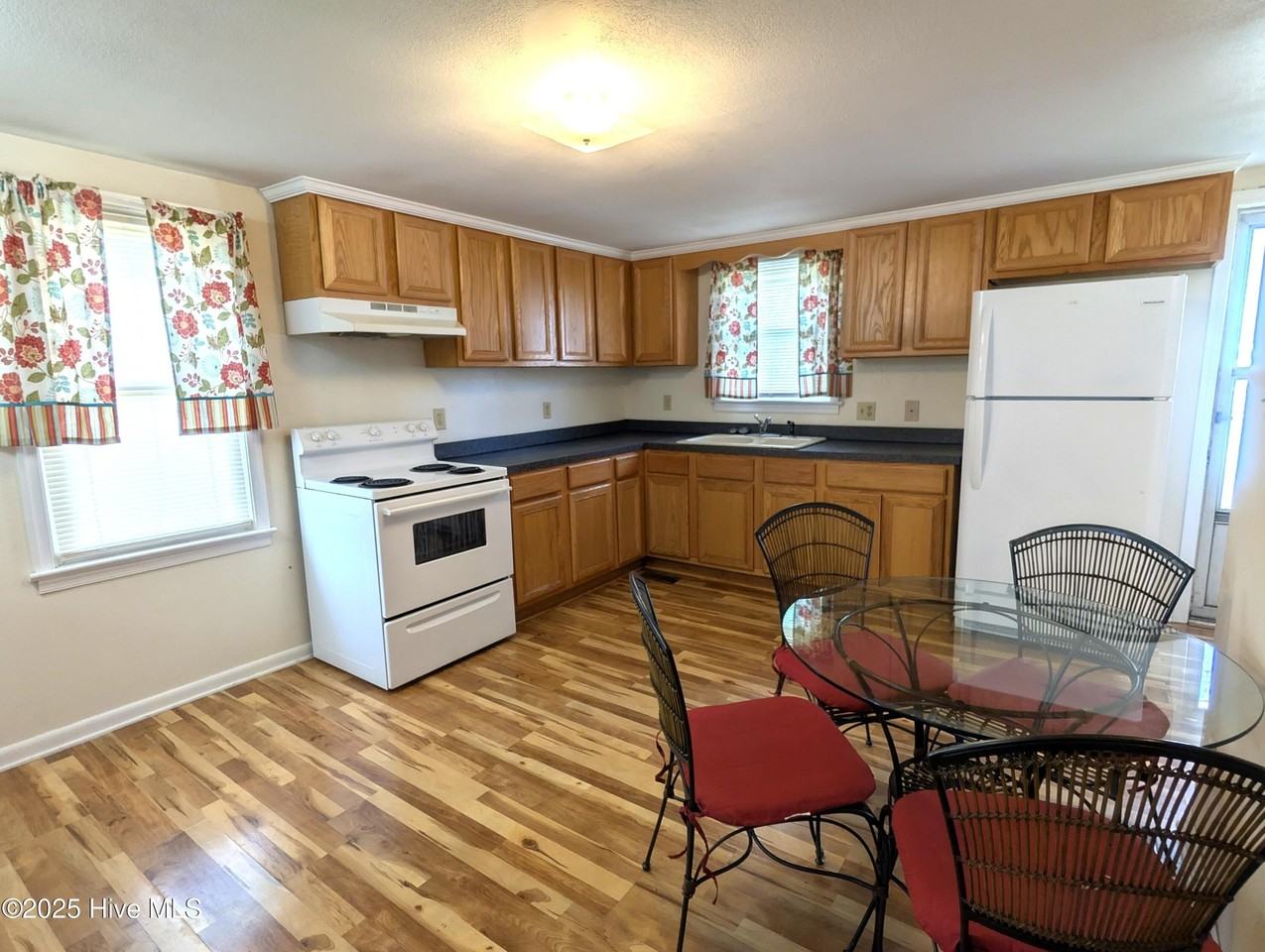 710 Beech St - Photo 4 of 16