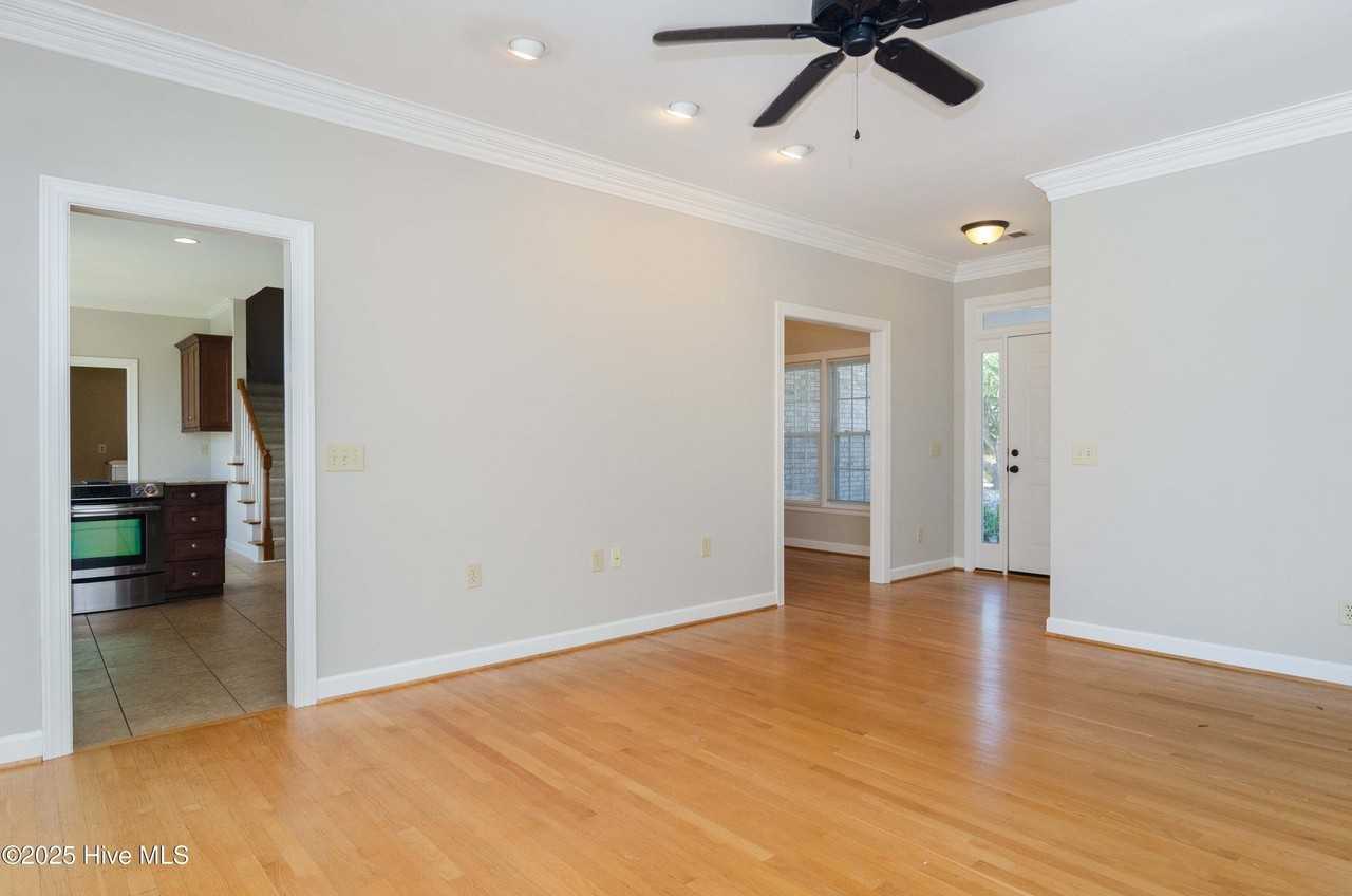 355 Club Ct - Photo 3 of 39