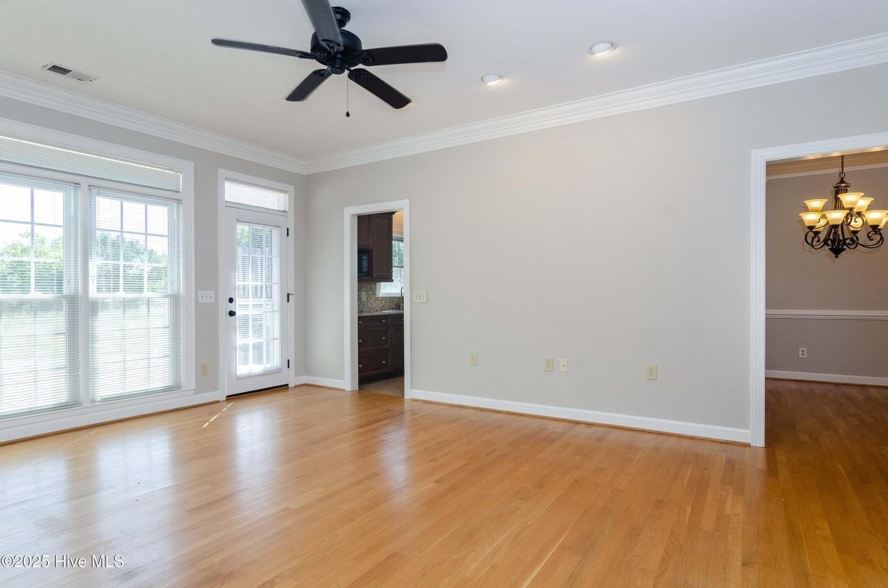 355 Club Ct - Photo 4 of 39