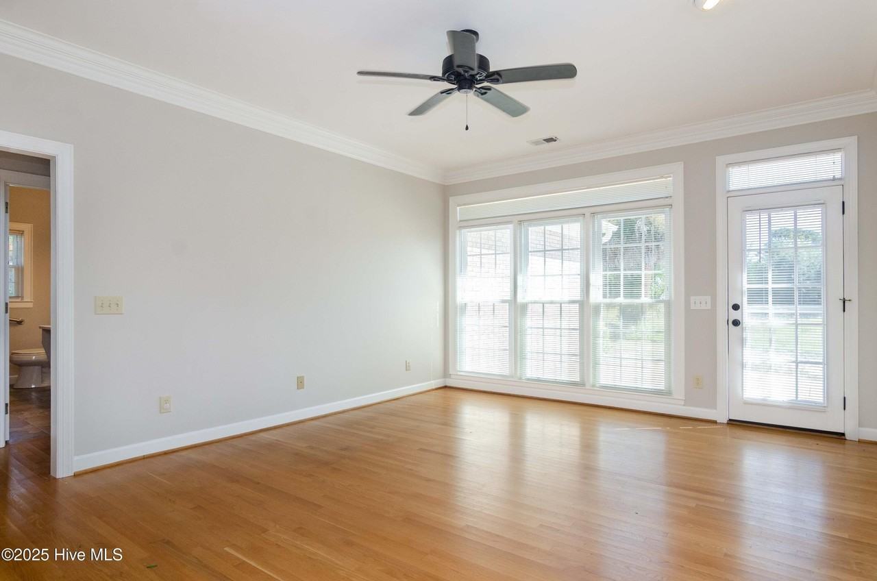 355 Club Ct - Photo 5 of 39