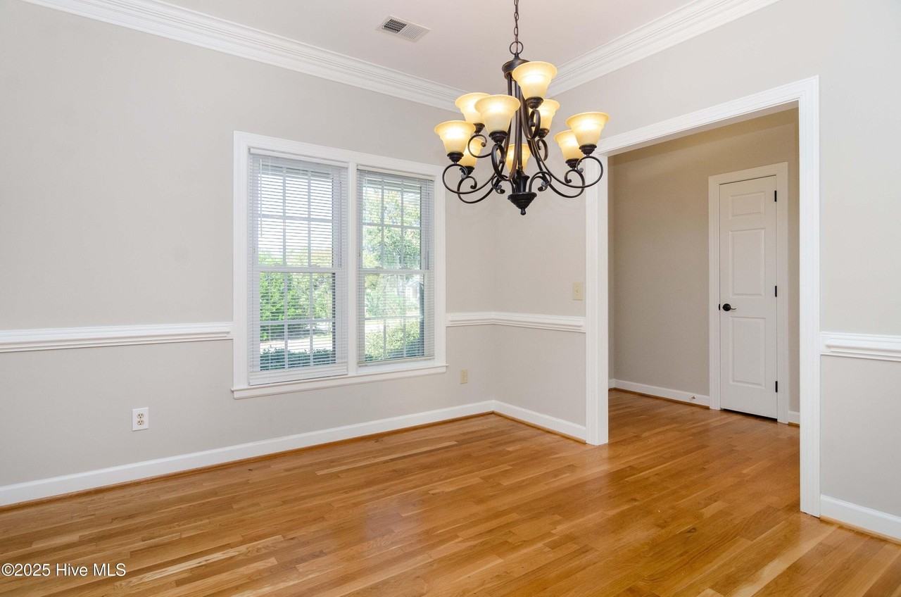 355 Club Ct - Photo 6 of 39