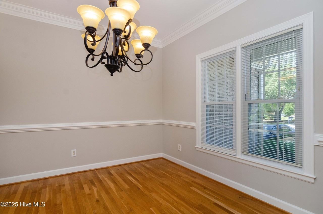 355 Club Ct - Photo 7 of 39