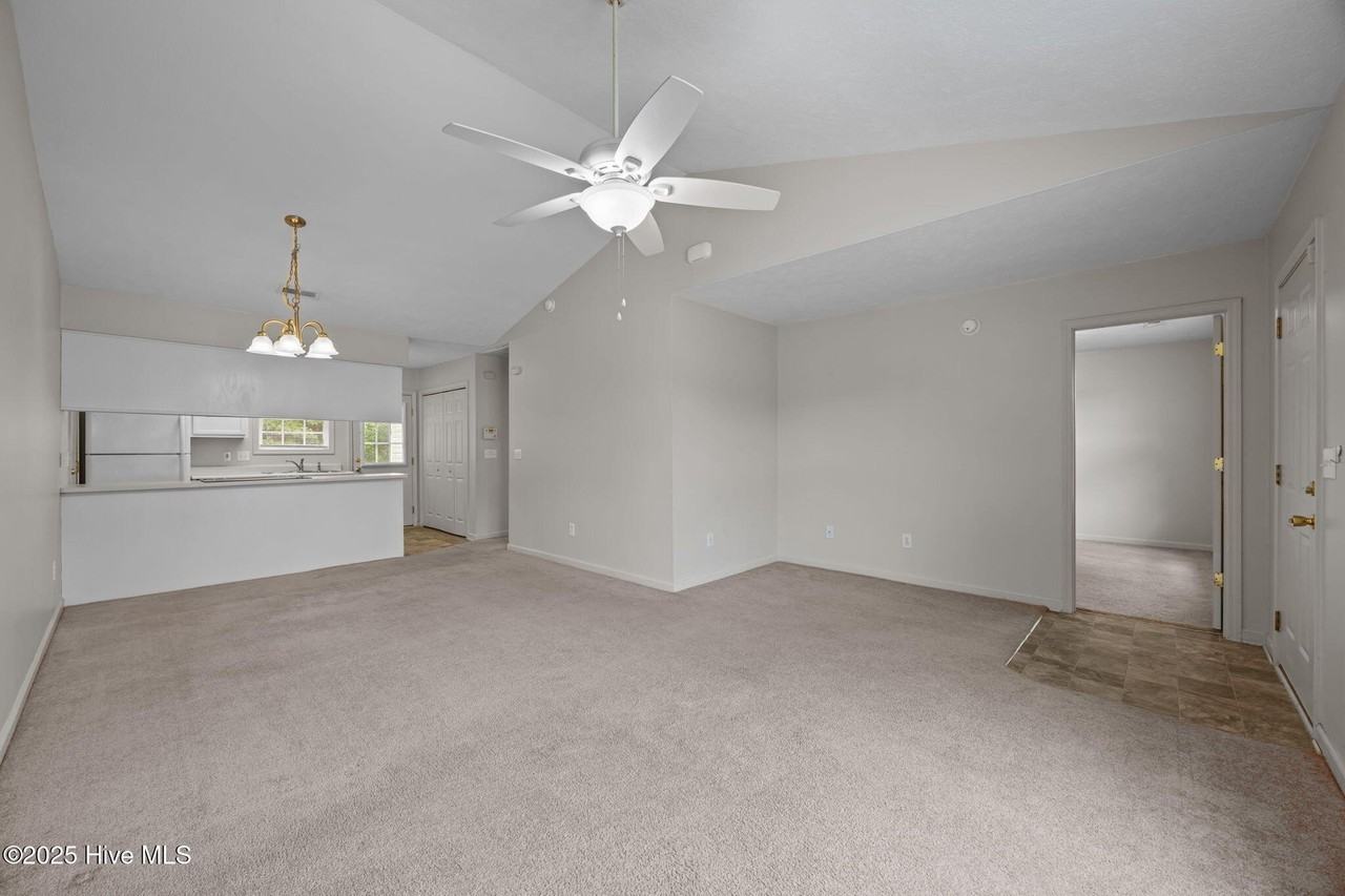 105 Providence Dr - Photo 3 of 23