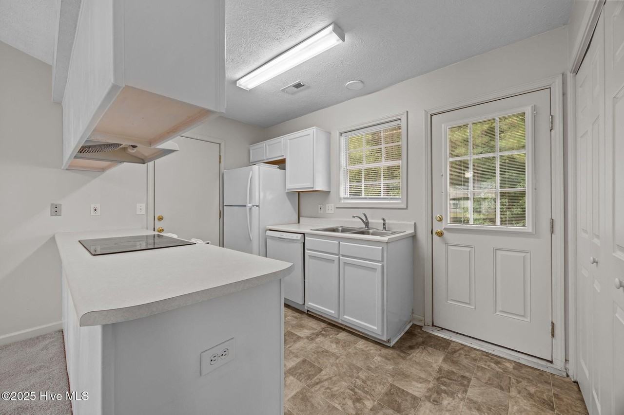 105 Providence Dr - Photo 5 of 23