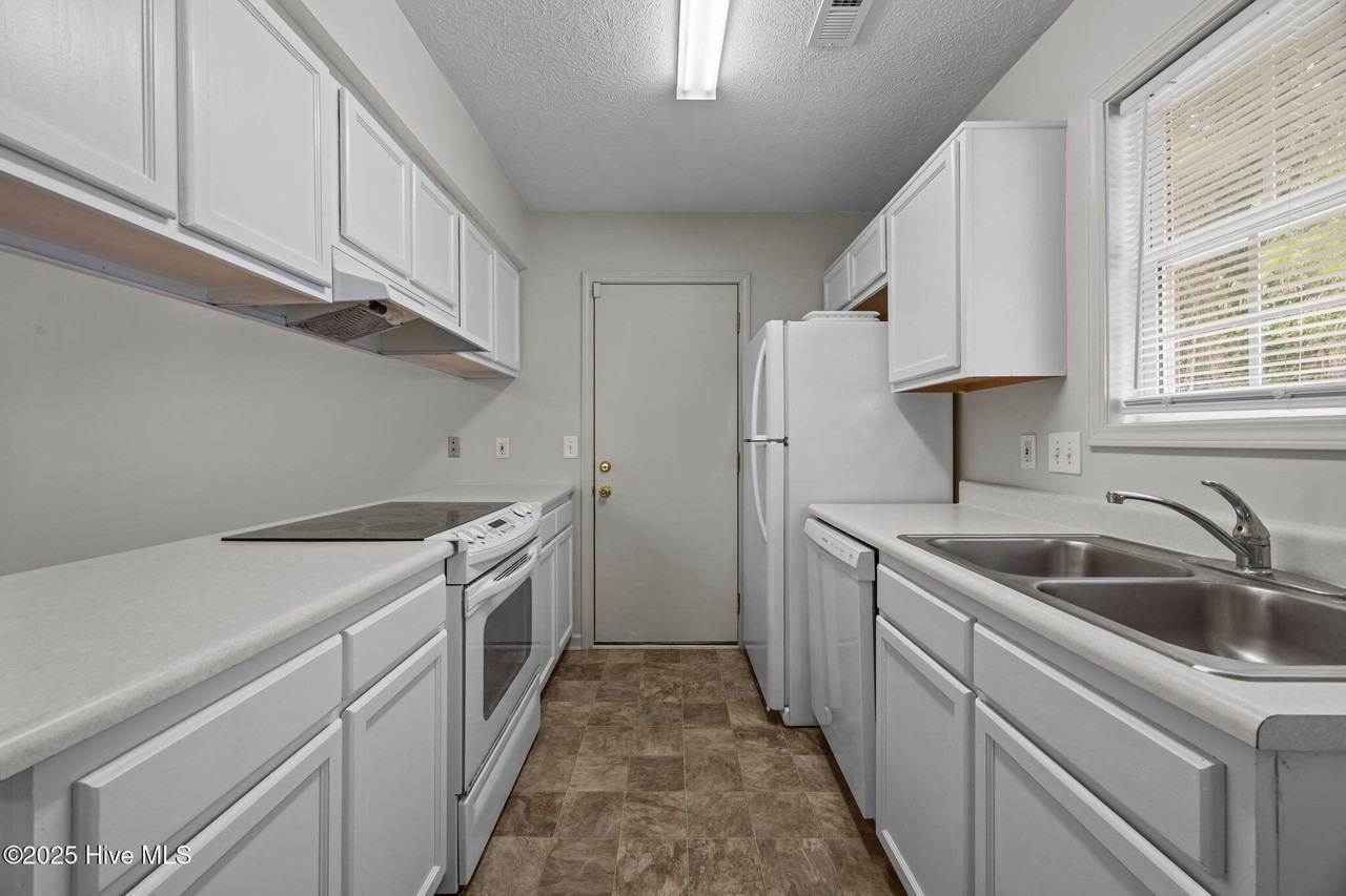 105 Providence Dr - Photo 6 of 23