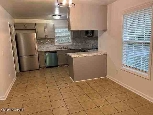 1531 Rosemond Dr - Photo 5 of 13