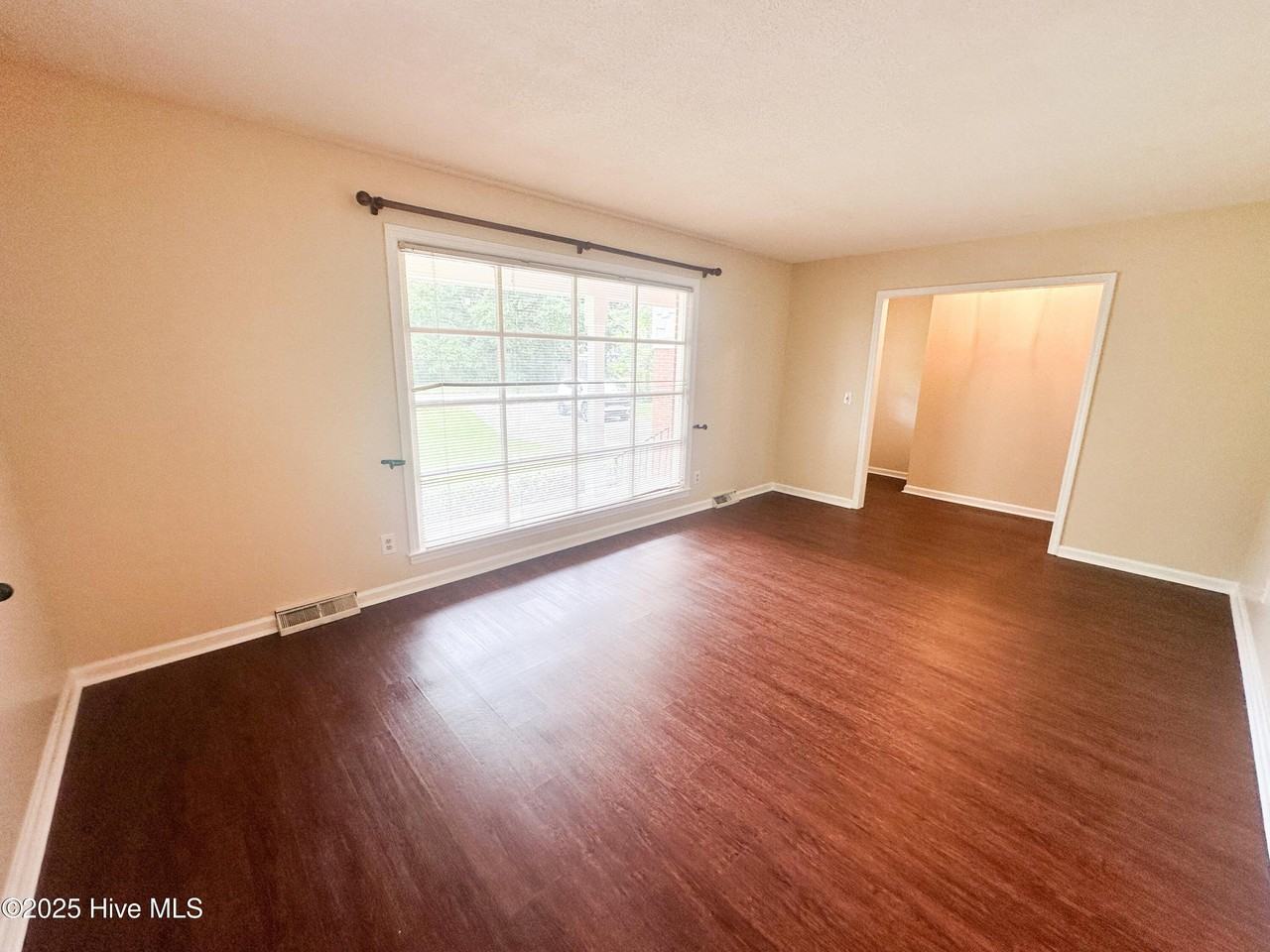 421 Windward Drive - Photo 4 of 27