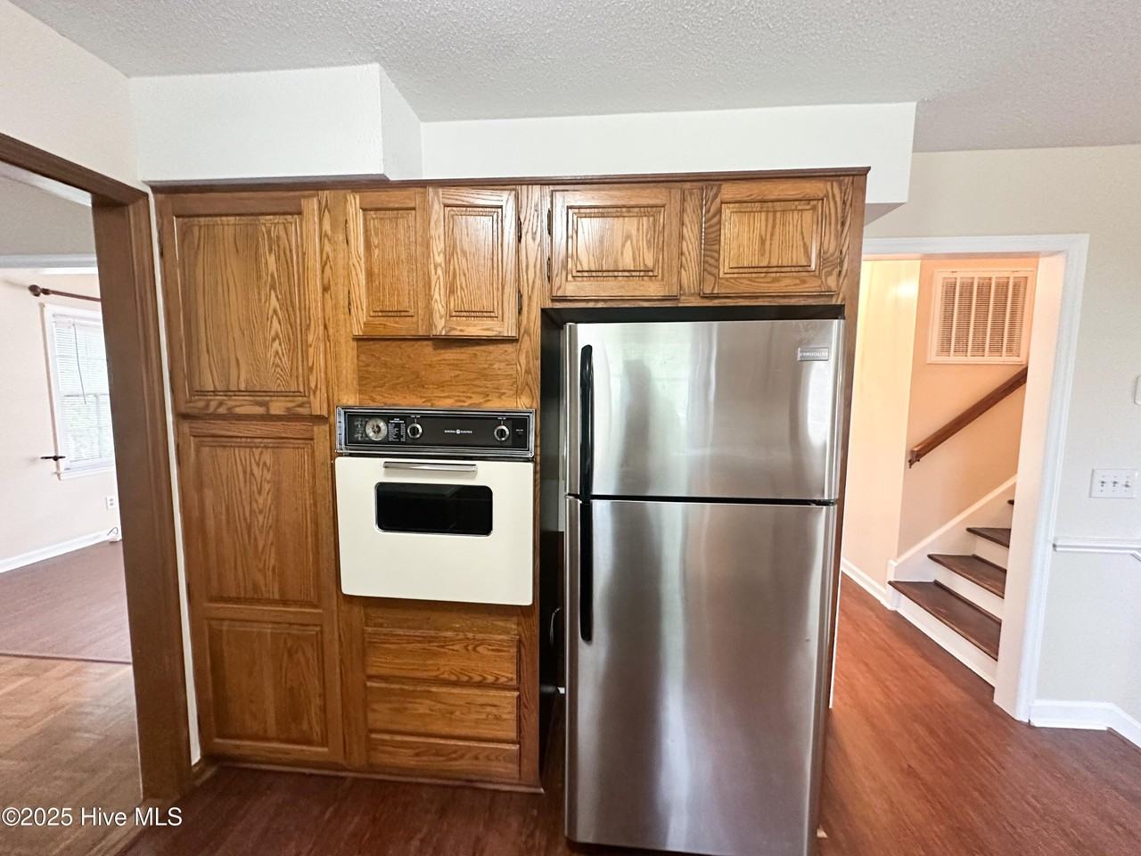 421 Windward Drive - Photo 6 of 27