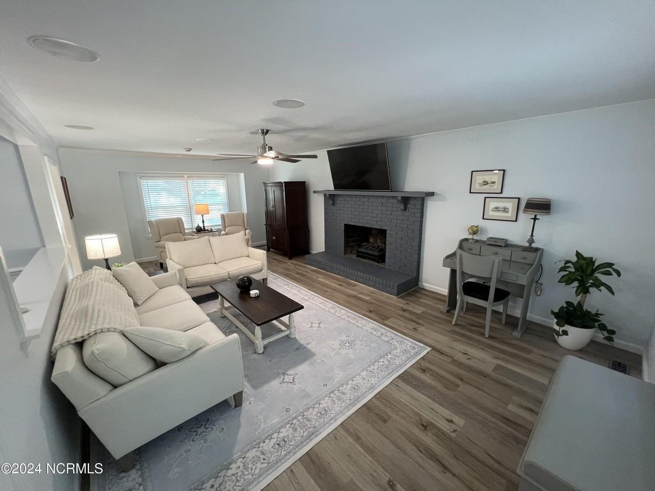 518 Rose Ave - Photo 2 of 12