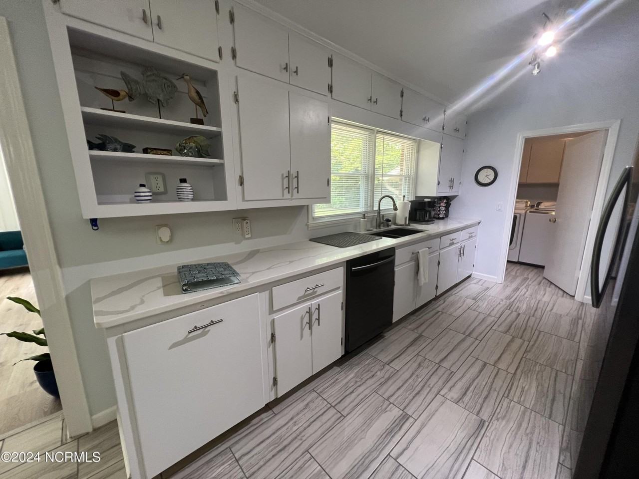 518 Rose Ave - Photo 3 of 12