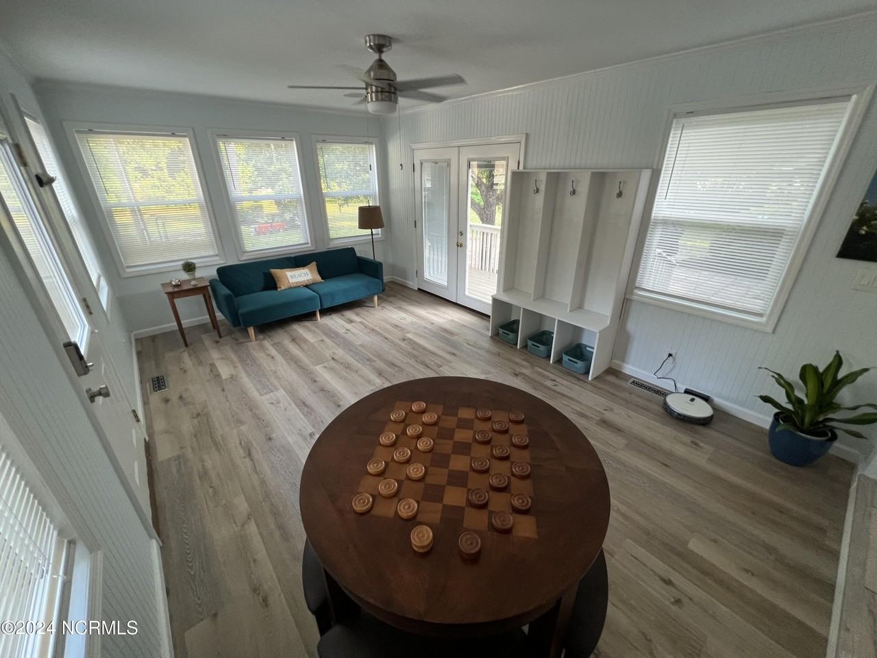 518 Rose Ave - Photo 5 of 12