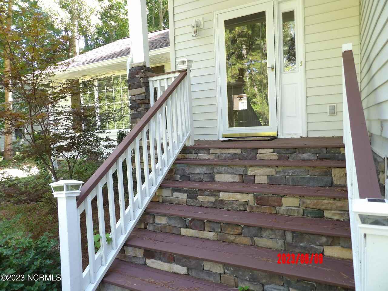 101 Woodcrest Cir - Photo 2 of 21