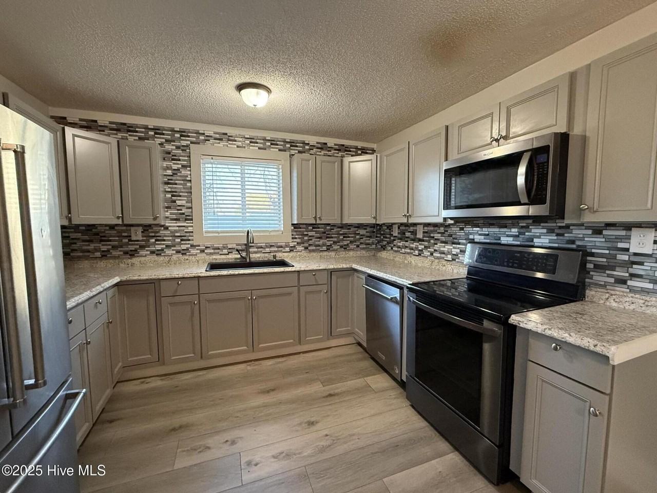 210 Paris Ave - Photo 5 of 13