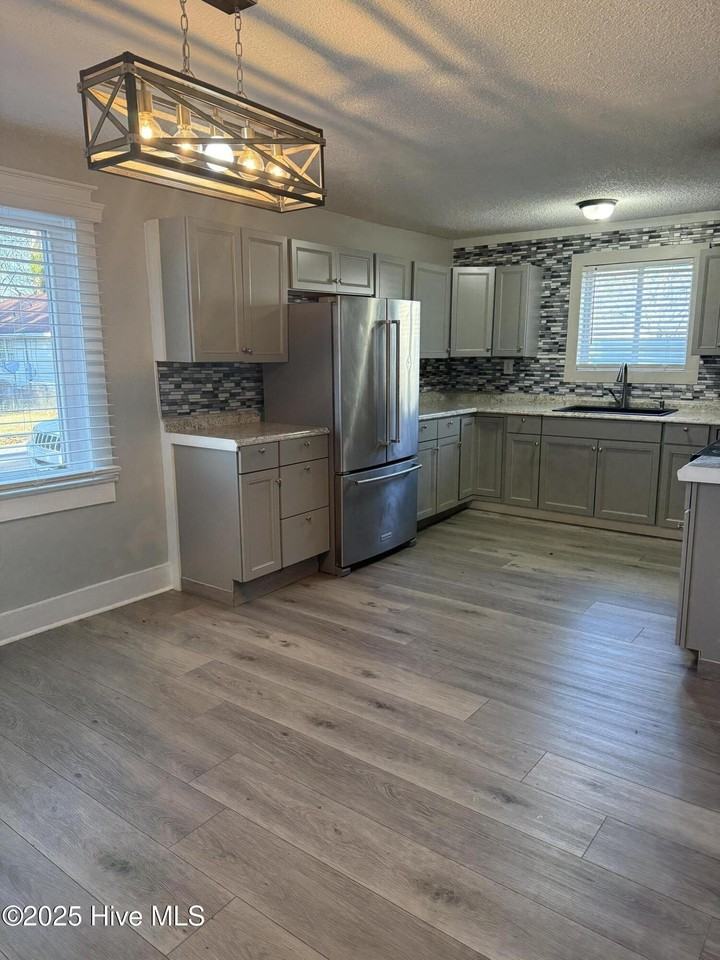 210 Paris Ave - Photo 6 of 13