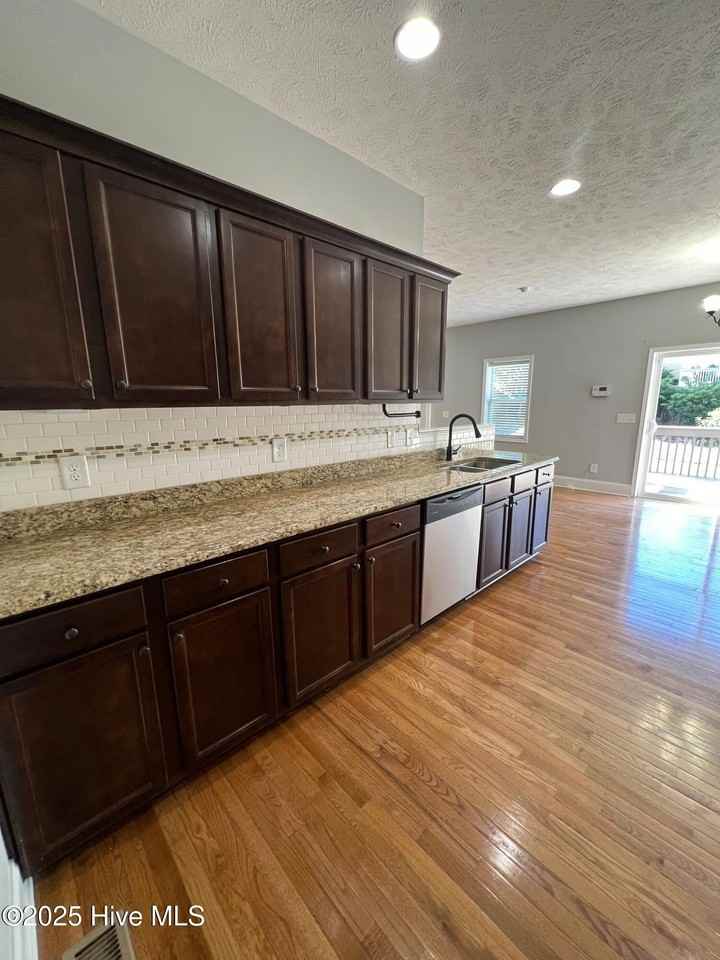 127 Lightwater Drive - Photo 6 of 24