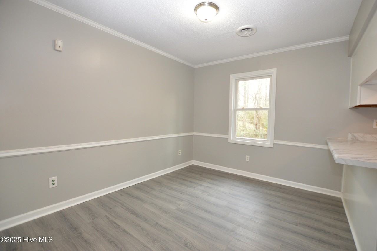 307 Stillwood Dr - Photo 4 of 19