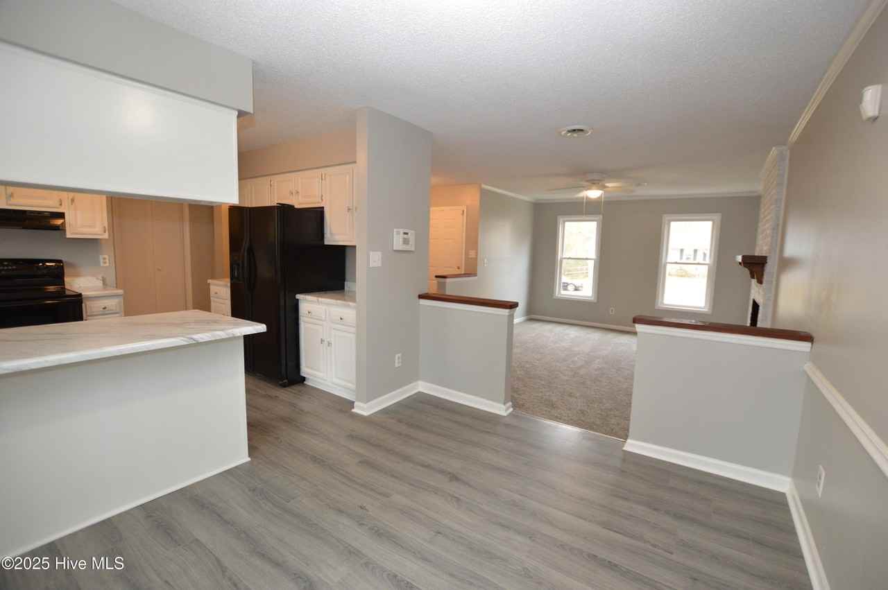 307 Stillwood Dr - Photo 5 of 19