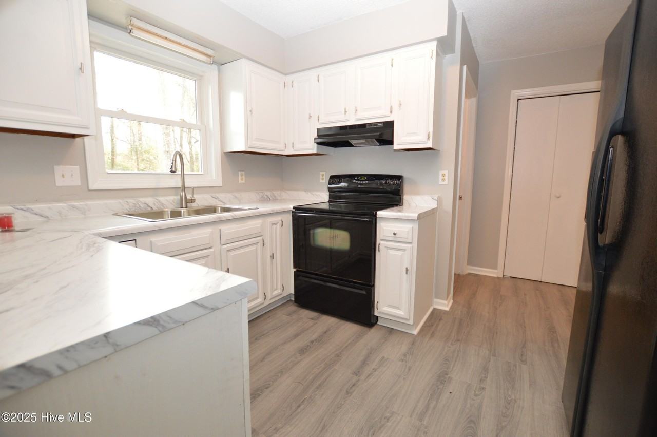 307 Stillwood Dr - Photo 6 of 19