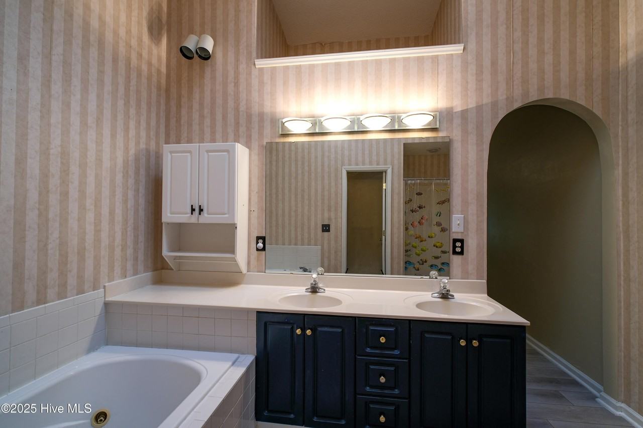 2597 Thackery Rd Apt G #G - Photo 7 of 24