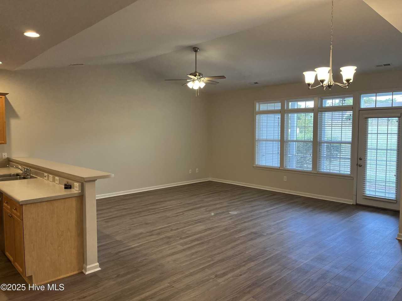 5118 Elton Dr Se - Photo 3 of 16