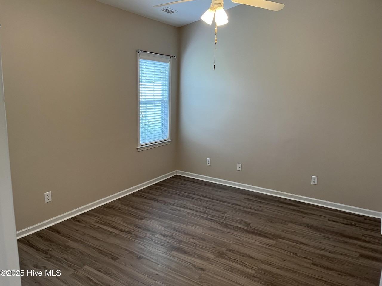 5118 Elton Dr Se - Photo 5 of 16