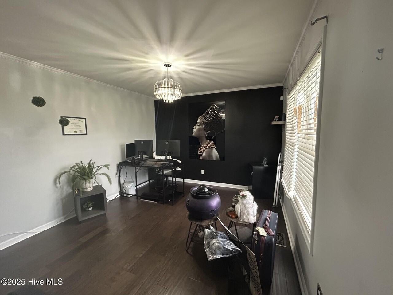 303 Queenswood Blvd - Photo 2 of 23